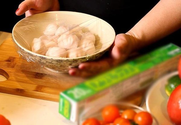 4 sai lầm khi dùng màng bọc thực phẩm, cái thứ 3 phần lớn các gia đình mắc phải - Ảnh 2