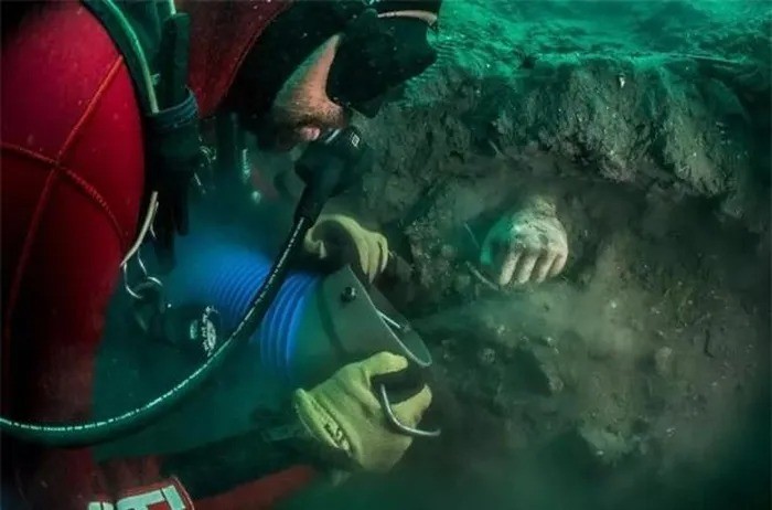 Ngoài ra khi thám hiểm ở phía đông của ngôi đền, họ còn thấy khu bảo tồn Hy Lạp dành riêng cho nữ thần Aphrodite với suy đoán vào thời các Pharaoh của triều đại Saïte, người Hy Lạp được phép buôn bán và định cư trong thành phố có những nơi tôn nghiêm cho các vị thần của riêng họ. Ảnh internet