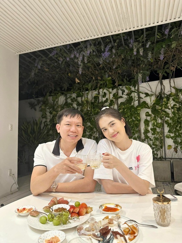 Bác sĩ Thịnh thân thiết bên Ngọc Trinh trước khi người đẹp bị tạm giam. Ảnh FBNV Bác sĩ Thịnh thân thiết bên Ngọc Trinh trước khi người đẹp bị tạm giam. Ảnh FBNV