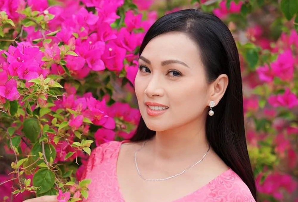 Ca sĩ tỉ phú Hà Phương xuất hiện bên chồng sau tin đồn chia tay, thái độ gây chú ý - Ảnh 1