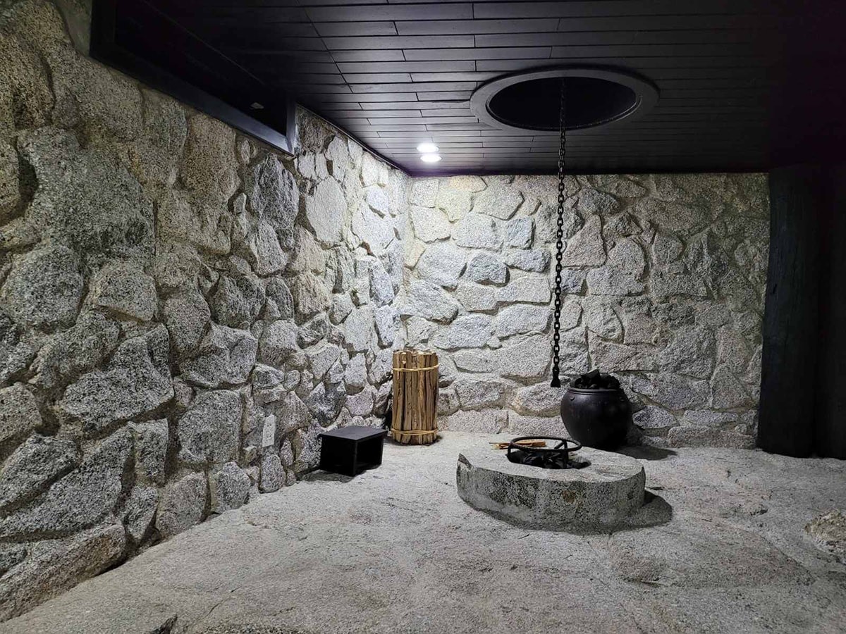 Hơn 10 năm sống ẩn dật, bí ẩn về cuộc sống bên trong hang đá của ông Đặng Lê Nguyên Vũ được hé mở - Ảnh 1