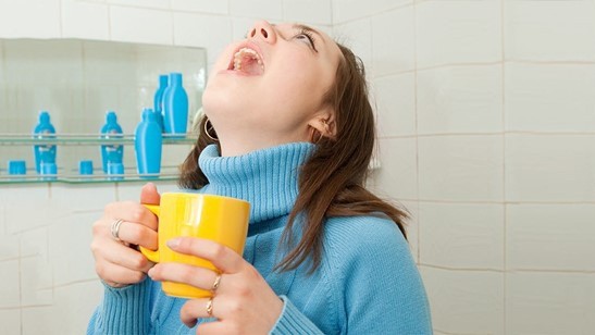 Nước muối rất tốt nhưng súc miệng kiểu này sẽ vô tình làm tăng thêm vi khuẩn - Ảnh 1
