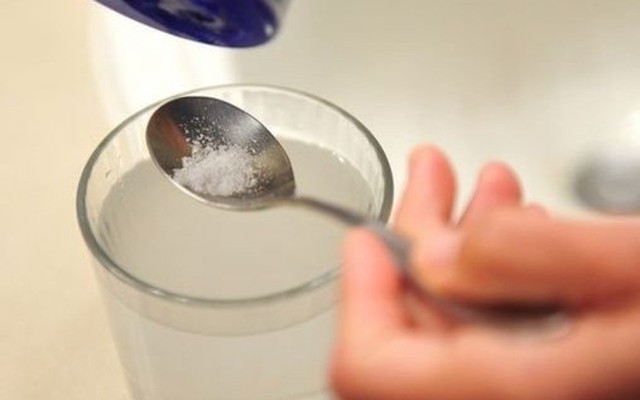 Nước muối rất tốt nhưng súc miệng kiểu này sẽ vô tình làm tăng thêm vi khuẩn - Ảnh 2