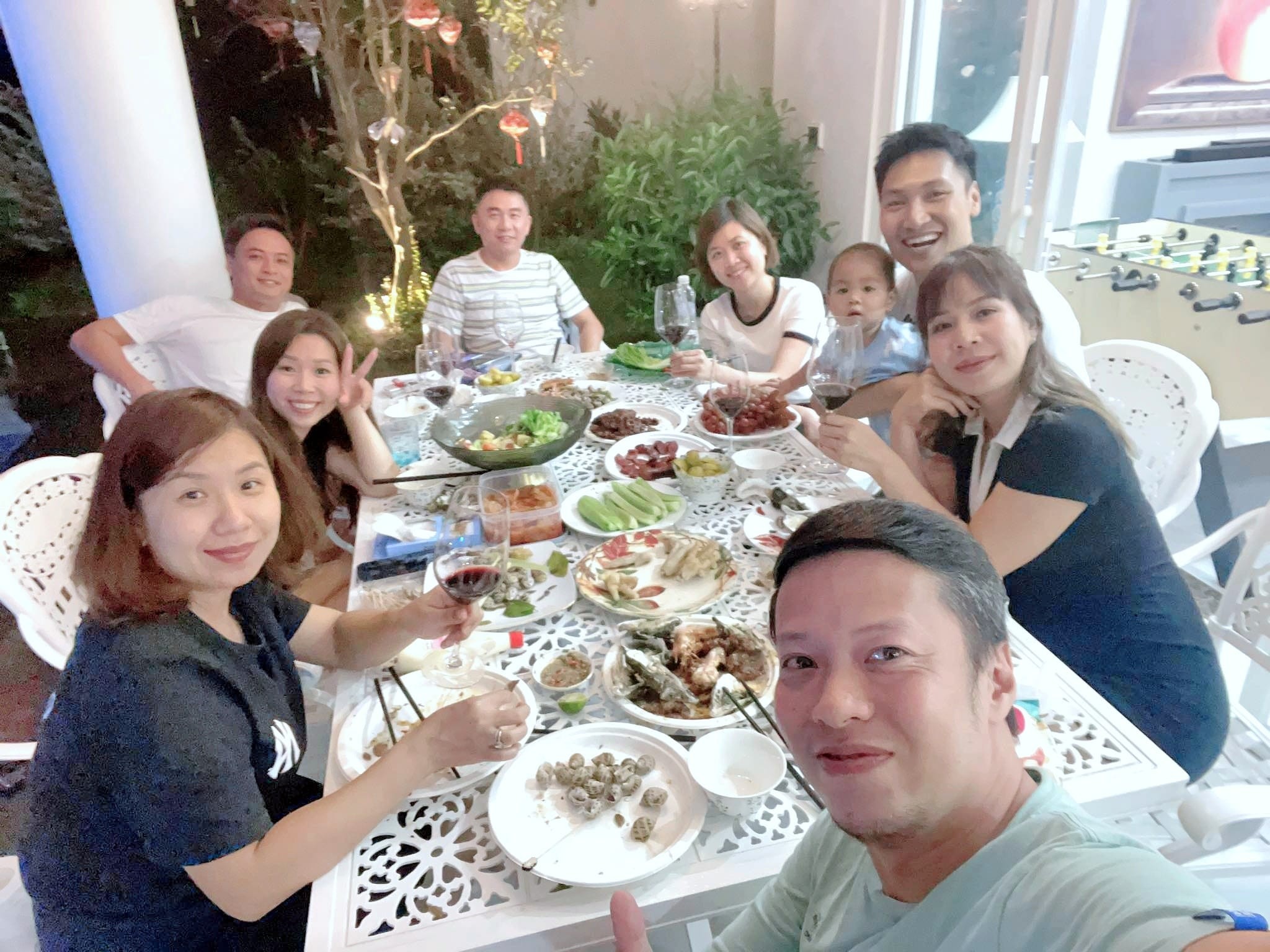 Vợ chồng Mạnh Trường hội ngộ gia đình Hồng Đăng, cơ ngơi hoành tráng gây chú ý - Ảnh 1