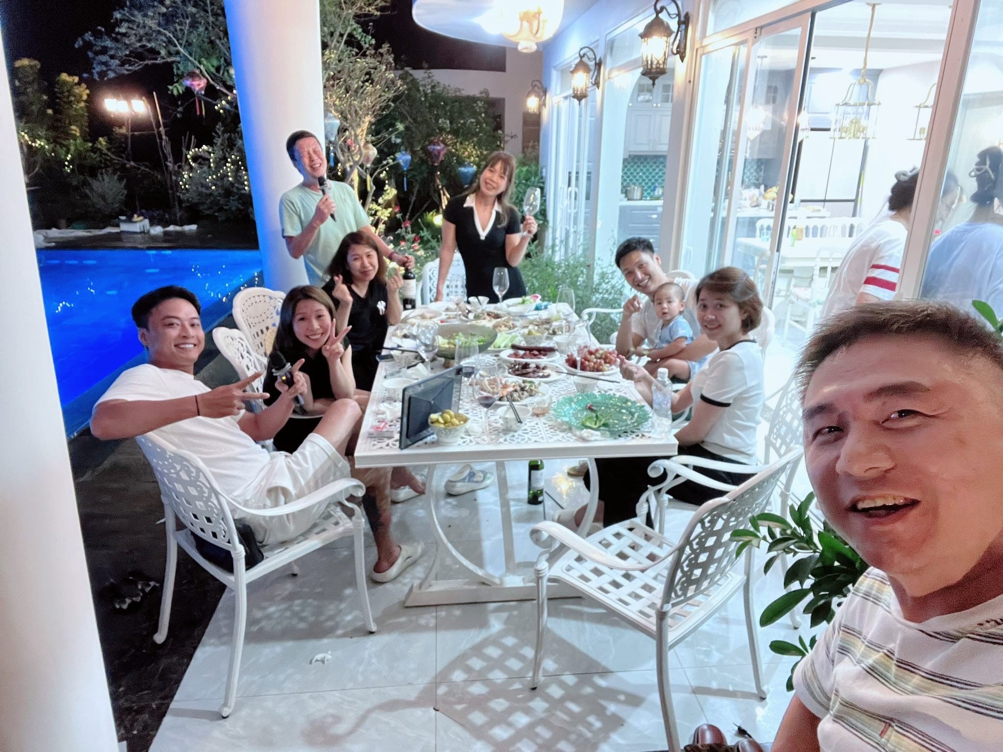 Vợ chồng Hồng Đăng qua biệt thự Mạnh Trường chơi. Ảnh FBNV