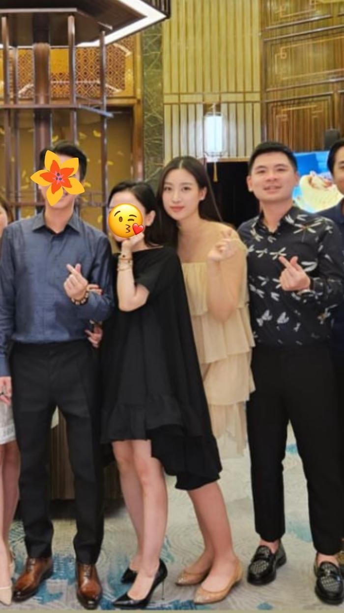 Đỗ Mỹ Linh tinh tế khi đi chơi cùng ông xã và hội bạn. Ảnh IGNV Đỗ Mỹ Linh tinh tế khi đi chơi cùng ông xã và hội bạn. Ảnh IGNV