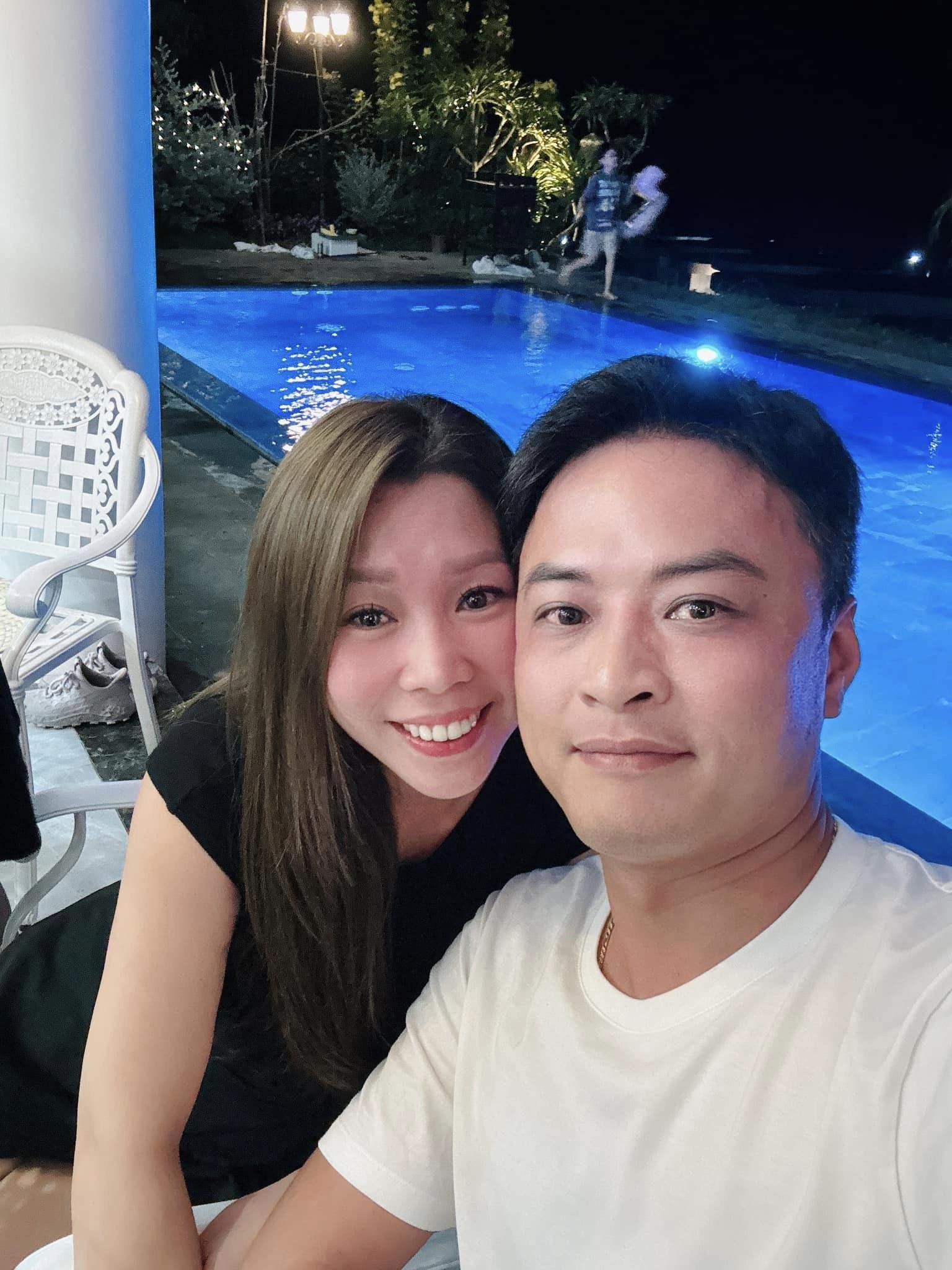 Hồng Đăng và vợ ngày càng hạnh phúc sau sóng gió. Ảnh FBNV Hồng Đăng và vợ ngày càng hạnh phúc sau sóng gió. Ảnh FBNV