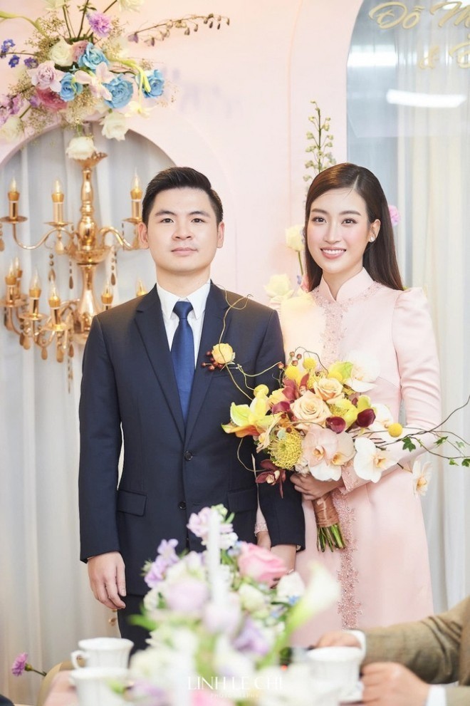 Đỗ Mỹ Linh và chồng trong lễ ăn hỏi. Ảnh FBNV Đỗ Mỹ Linh và chồng trong lễ ăn hỏi. Ảnh FBNV