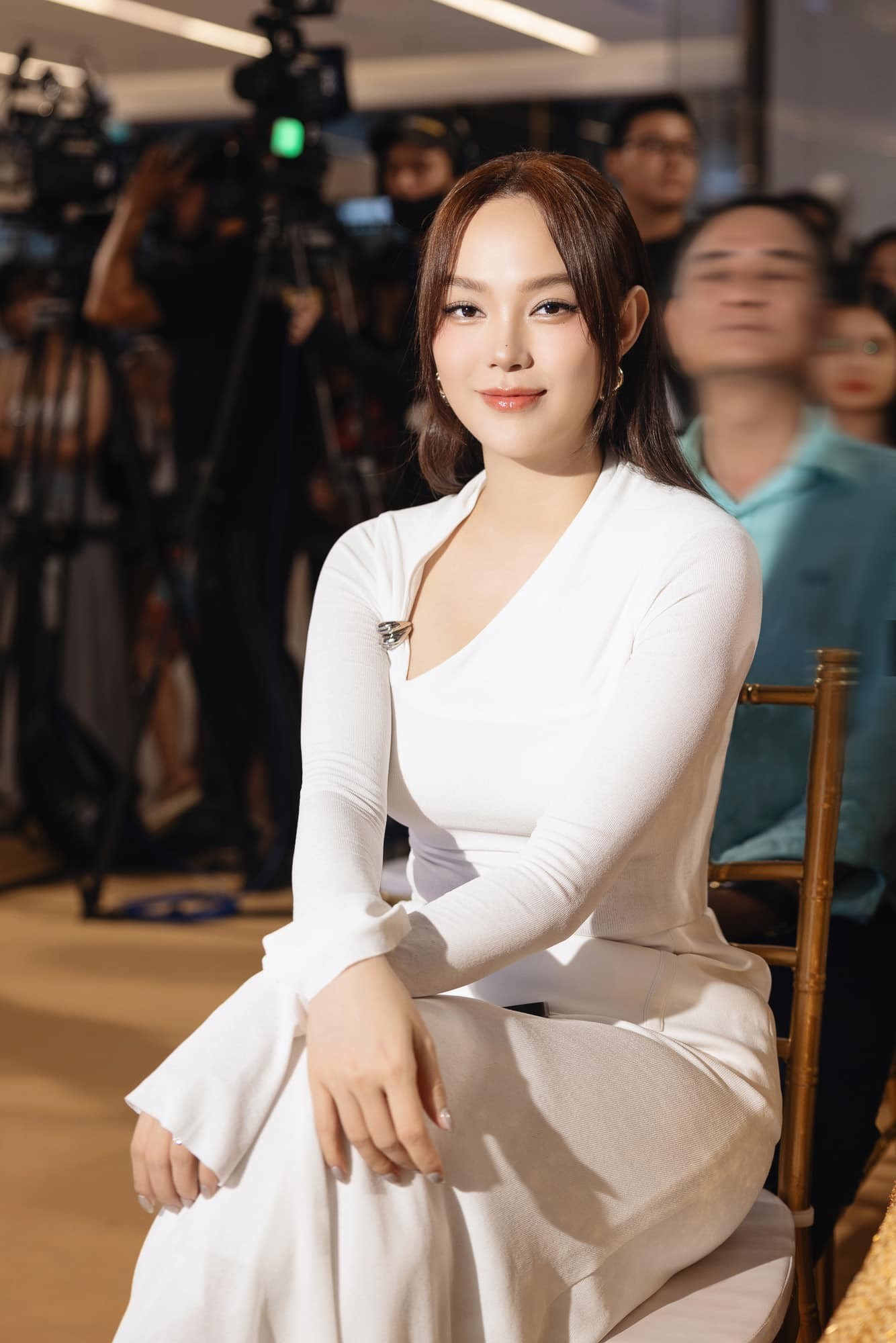 Nhan sắc ngày càng thăng hạng của Minh Hằng sau sinh. Ảnh FBNV