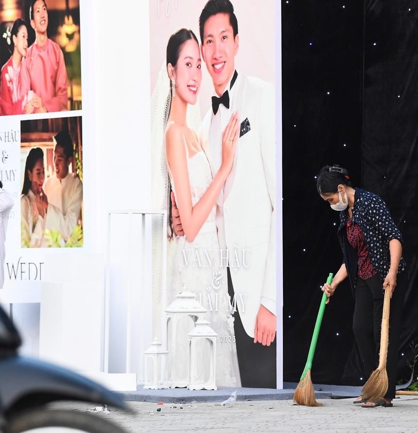 Mẹ Đoàn Văn Hậu dọn dẹp bên trong rạp cưới của con trai, chuẩn bị đón con râu Doãn Hải My về. Ảnh internet