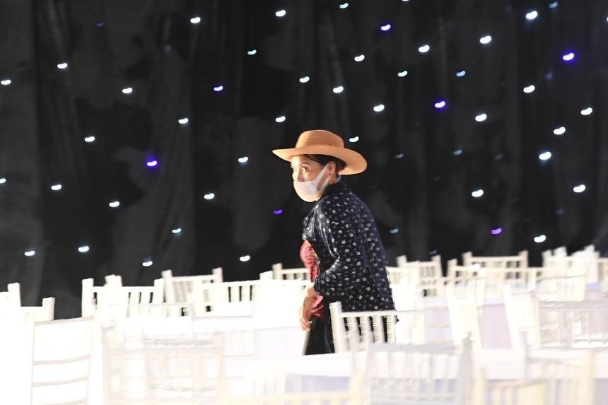 Mẹ Đoàn Văn Hậu quan sát xung quanh rạp cưới. Ảnh internet