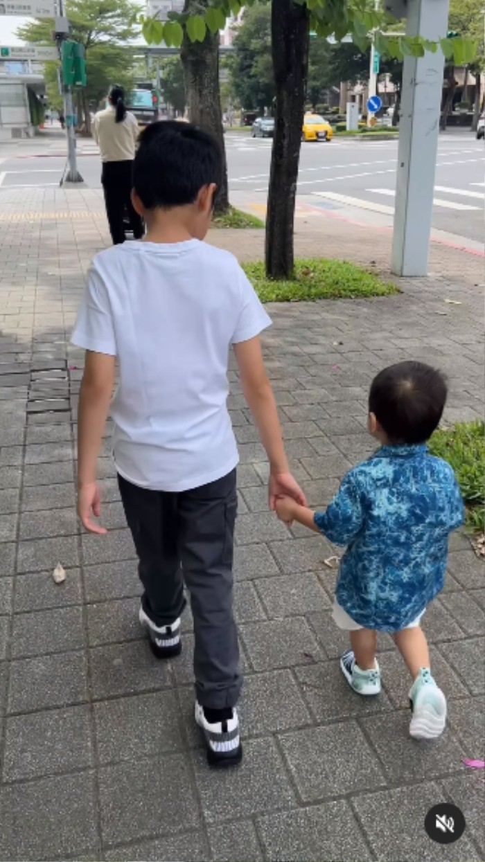 Tăng Thanh Hà vẫn thường xuyên khoe con nhưng chọn cách giấu mặt các nhóc tì đáng yêu của mình. Ảnh IGNV Tăng Thanh Hà vẫn thường xuyên khoe con nhưng chọn cách giấu mặt các nhóc tì đáng yêu của mình. Ảnh IGNV