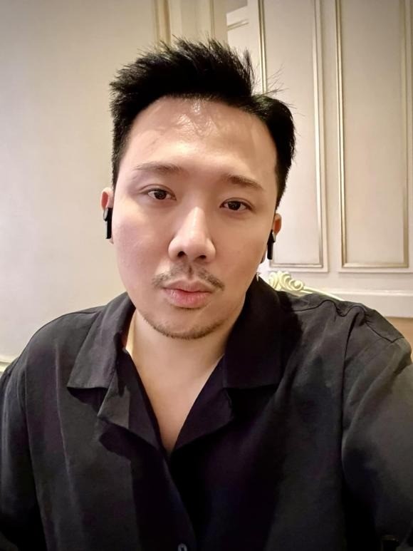 Trấn Thành khoe cận mặt giữa nghi vấn trùng tu và một điểm thay đổi là bộ râu. Ảnh FBNV Trấn Thành khoe cận mặt giữa nghi vấn trùng tu và một điểm thay đổi là bộ râu. Ảnh FBNV