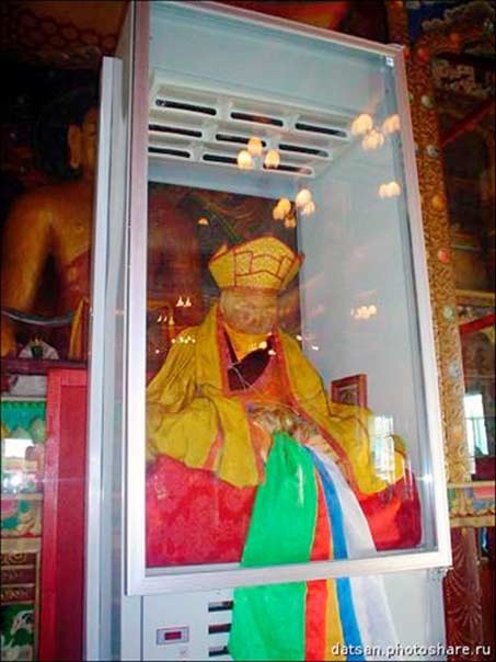 Lạt ma Itigilov ngồi bên trong chiếc quan tài bằng kính đặc biệt nằm trên tầng hai trong 'cung điện' của ông. Ảnh: Vasily Tatarinov, Datsan Photoshare Lạt ma Itigilov ngồi bên trong chiếc quan tài bằng kính đặc biệt nằm trên tầng hai trong 'cung điện' của ông. Ảnh: Vasily Tatarinov, Datsan Photoshare