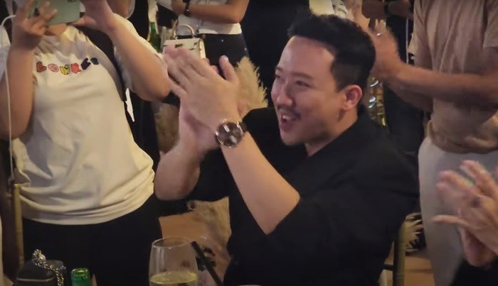 Sau khi bị đàn em trách móc, Trấn Thành phản ứng lại bằng cách vỗ tay cổ vũ. Ảnh internet