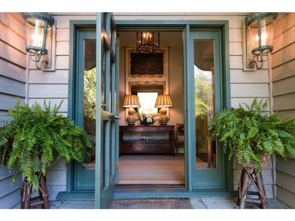 Nên trồng cây xanh trước cửa ra vào. Ảnh internet