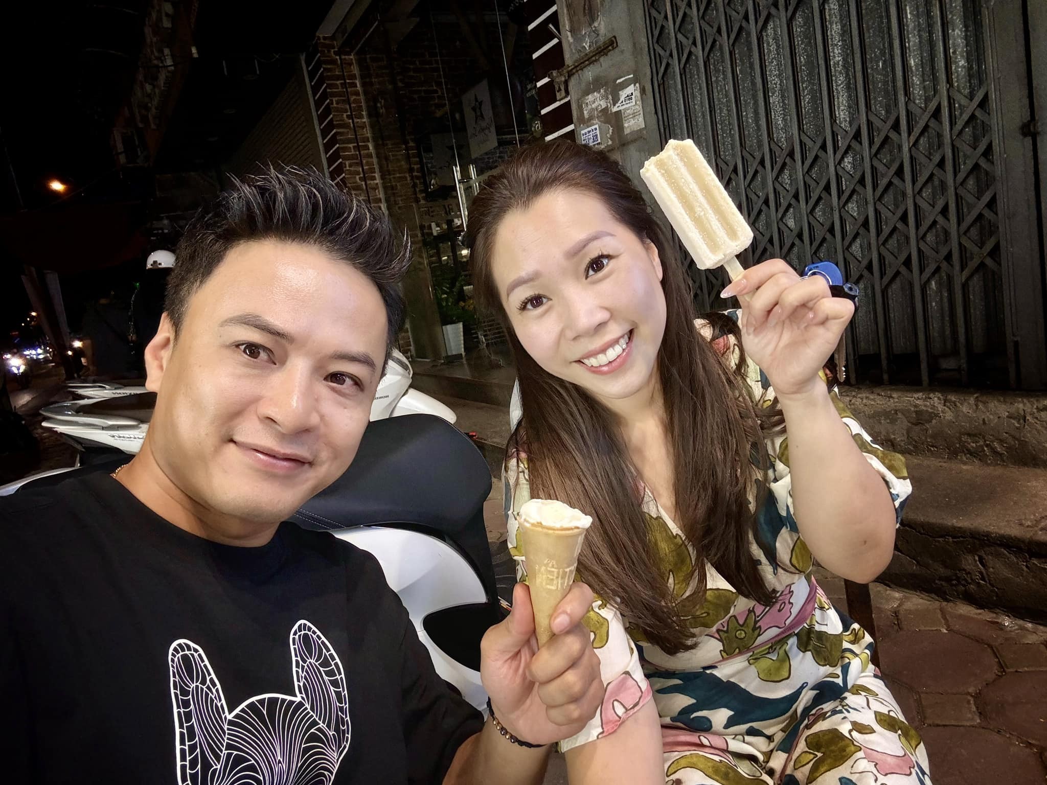 Hồng Đăng hạnh phúc bên bà xã sau sóng gió. Ảnh FBNV