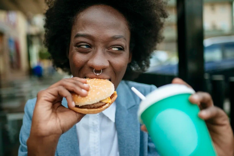 7 thói quen ăn uống làm tăng nguy cơ ung thư cần biết sớm để loại bỏ - Ảnh 3