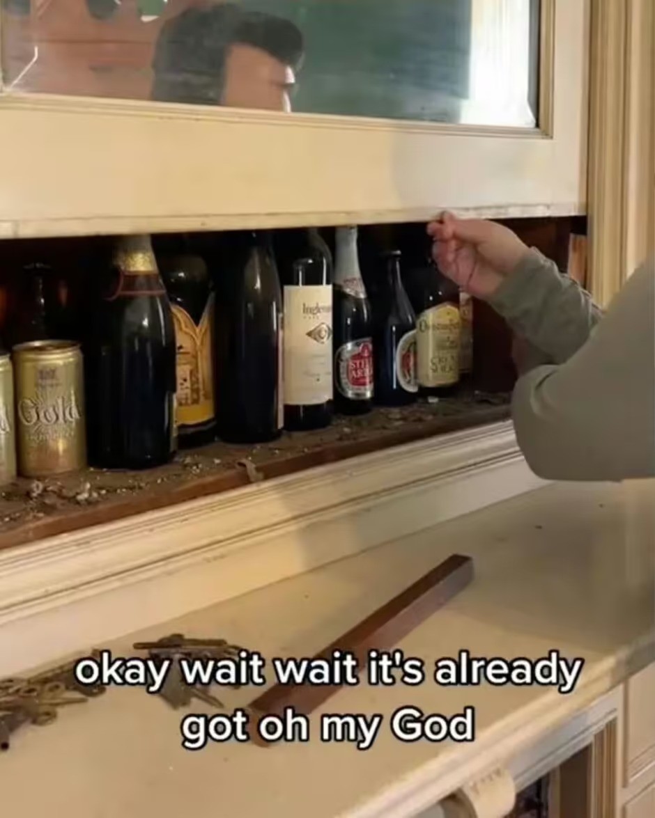 Trong một căn phòng, người ta tìm thấy ngăn bí mật đựng rượu.