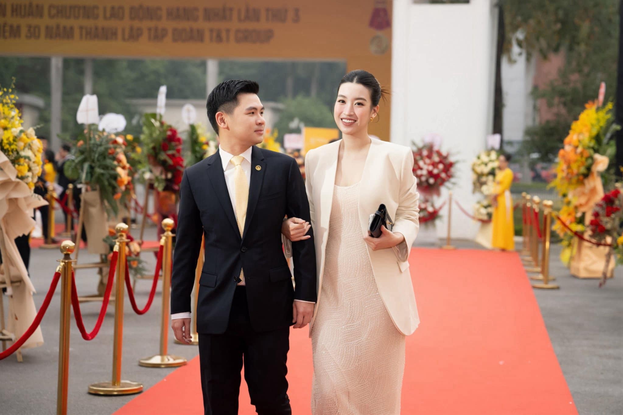 Vợ chồng Đỗ Mỹ Linh ngày càng tình cảm. Ảnh FBNV