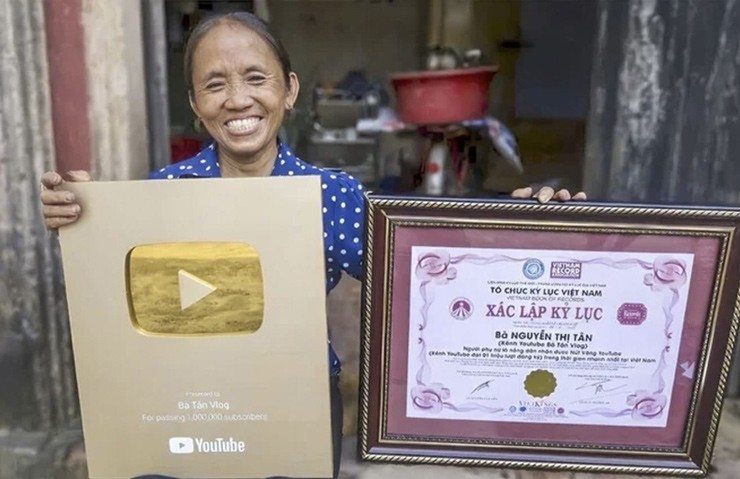 Bà Tân Vlog nổi tiếng sau một đêm và nhanh chóng nhận nút vàng Youtube. Ảnh internet Bà Tân Vlog nổi tiếng sau một đêm và nhanh chóng nhận nút vàng Youtube. Ảnh internet