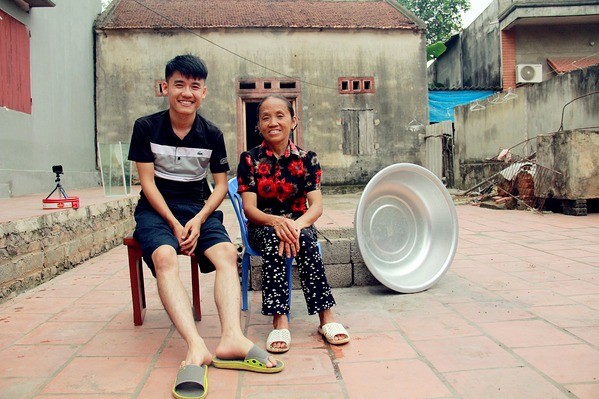 Bà Tân bị ảnh hưởng khi con trai bị khui bán mật ong giả. Ảnh internet Bà Tân bị ảnh hưởng khi con trai bị khui bán mật ong giả. Ảnh internet