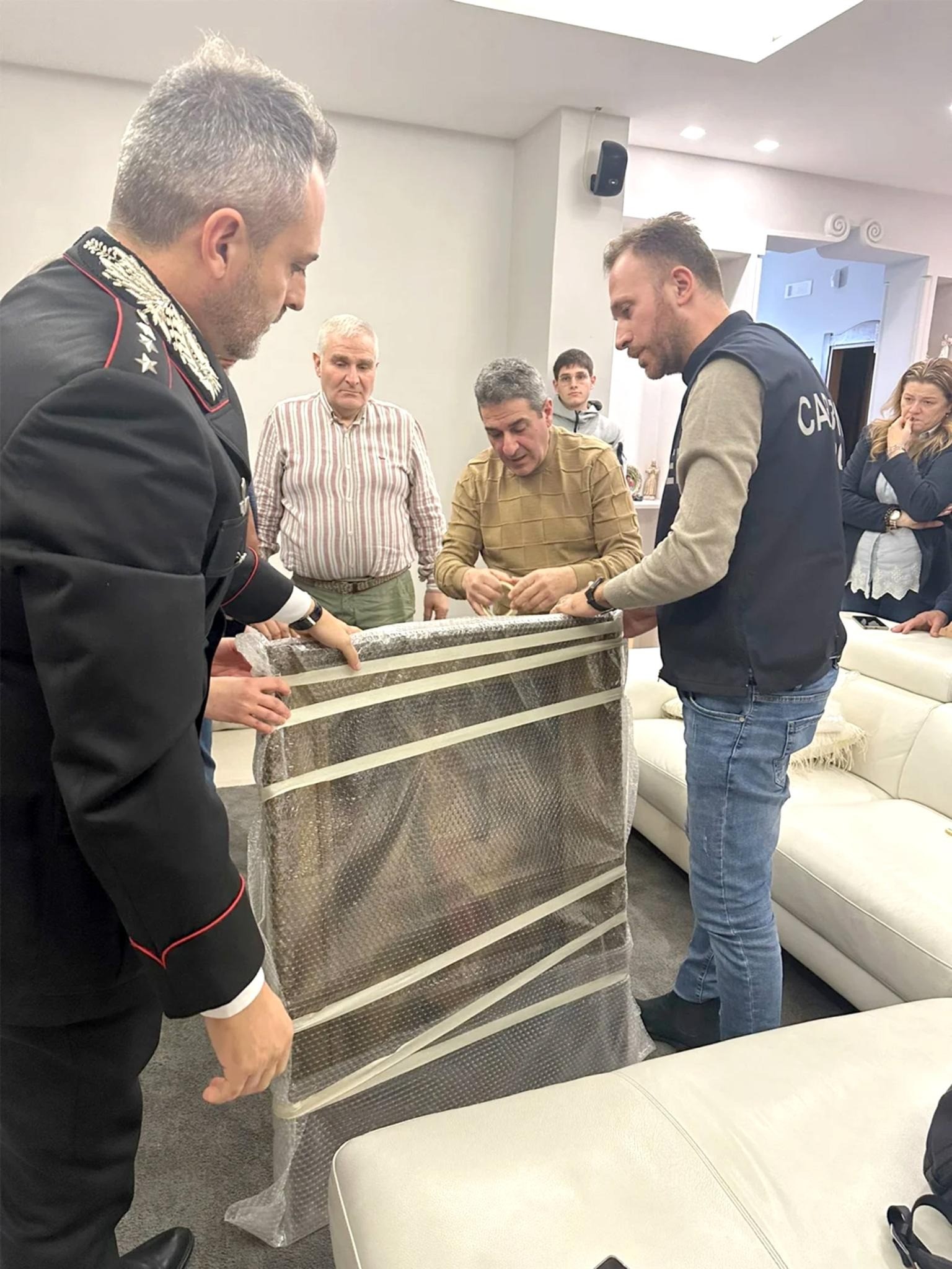 Phần được sơn bằng keo nhiệt trên gỗ sẽ cần được phục hồi nhiều vì nó đã bị trầy xước, thiếu một số lớp sơn và đã trải qua những thay đổi do quá trình oxy hóa gây ra. Công việc dự kiến ​​sẽ mất khoảng một năm. Ảnh NYP