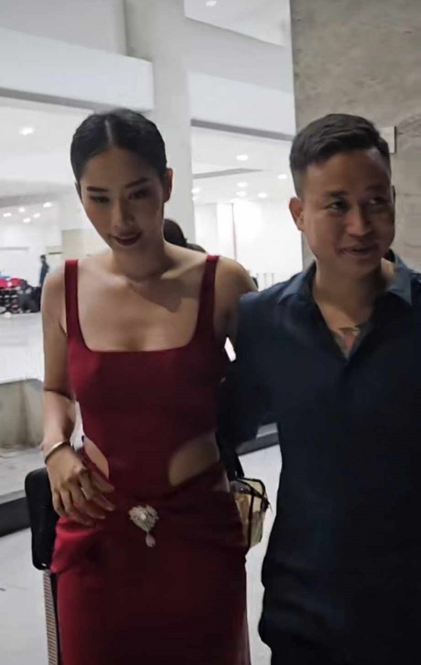 Bất chấp thị phi, Nam Em và chồng sắp cưới vẫn sánh bước bên nhau. Ảnh internet