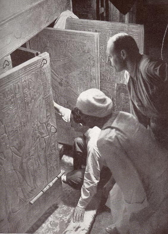 Howard Carter và các cộng sự mở cửa điện thờ trong phòng chôn cất Tutankhamun. Sự tái hiện năm 1924 của sự kiện năm 1923 ( Wikimedia Commons ) Howard Carter và các cộng sự mở cửa điện thờ trong phòng chôn cất Tutankhamun. Sự tái hiện năm 1924 của sự kiện năm 1923 ( Wikimedia Commons )