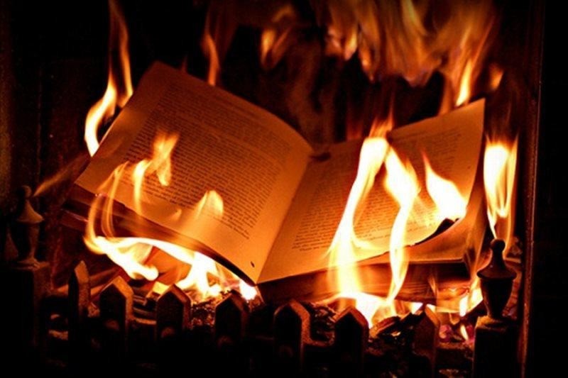 Đốt sách vở chính là đốt đi tri thức và hiểu biết, nên người xưa cho rằng, việc dùng lửa đốt sách là đại kị. Ảnh internet