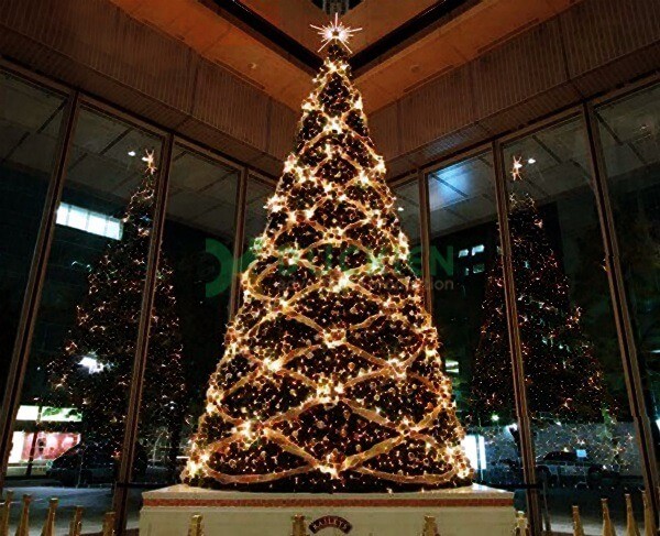 Ánh sáng là phần không thể thiếu khi trang trí cây thông Noel. Ảnh internet Ánh sáng là phần không thể thiếu khi trang trí cây thông Noel. Ảnh internet