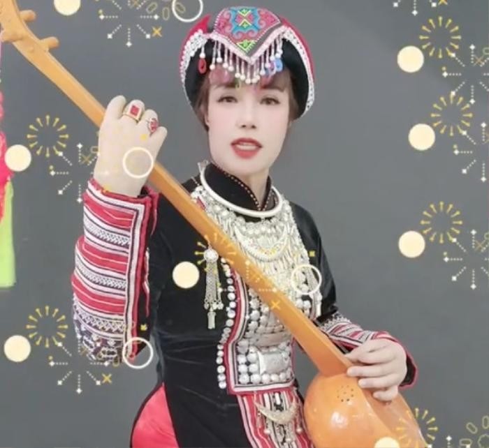 Khuôn mặt vẫn bị méo mất cân đối sau khi thẩm mỹ của Thu Sao. Ảnh internet Khuôn mặt vẫn bị méo mất cân đối sau khi thẩm mỹ của Thu Sao. Ảnh internet
