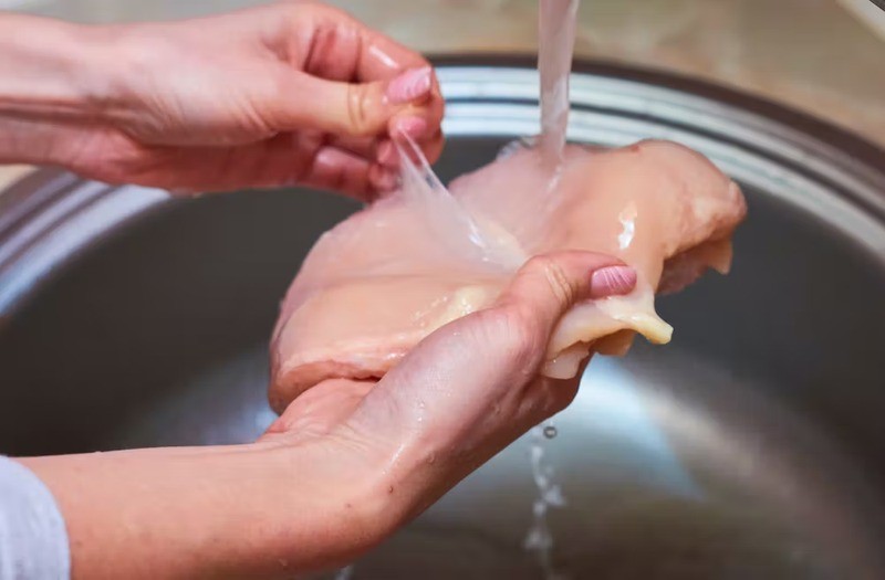 Sai lầm khi chế biến, rửa thịt gà 90% người Việt mắc phải cần lưu tâm - Ảnh 1 Sai lầm khi chế biến, rửa thịt gà 90% người Việt mắc phải cần lưu tâm - Ảnh 1