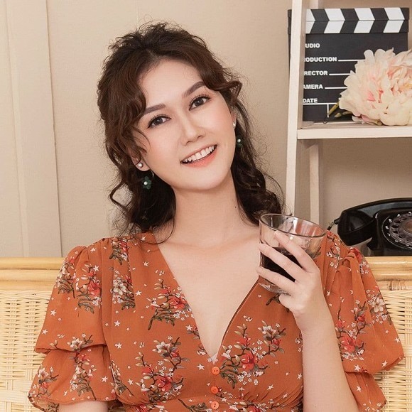 Hơn 1 năm chia tay Đình Tú, Hương Giang công khai bên người đàn ông mới gây tò mò - Ảnh 1 Hơn 1 năm chia tay Đình Tú, Hương Giang công khai bên người đàn ông mới gây tò mò - Ảnh 1