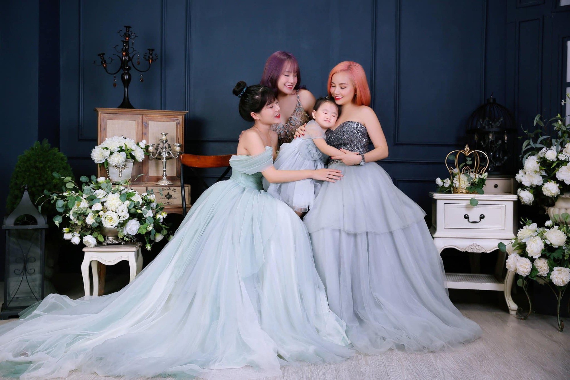 Đào Hoàng Yến sống vui vẻ bên 3 cô con gái. Ảnh FBNV