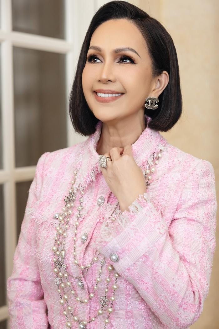 Vẻ đẹp quý phái, khuôn mặt không một nếp nhăn của nữ hoàng ảnh lịch Diễm My. Ảnh FBNV Vẻ đẹp quý phái, khuôn mặt không một nếp nhăn của nữ hoàng ảnh lịch Diễm My. Ảnh FBNV