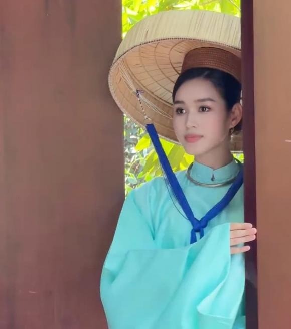 'Team qua đường' tóm gọn Đỗ Thị Hà: Nhan sắc qua camera thường có như ảnh chính chủ tự đăng? - Ảnh 1