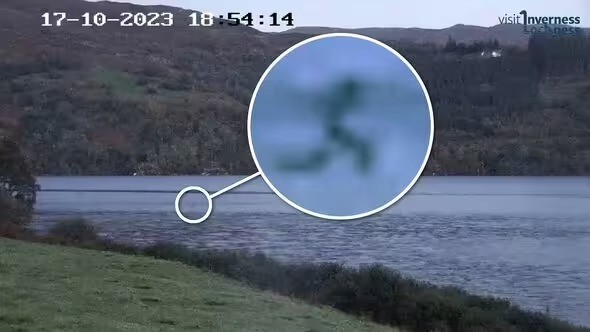 Người theo dõi quái vật hồ Loch Ness choáng váng khi thấy 'đầu và cổ' nổi lên từ nước(Ảnh: Tin tức Penn) Người theo dõi quái vật hồ Loch Ness choáng váng khi thấy 'đầu và cổ' nổi lên từ nước(Ảnh: Tin tức Penn)