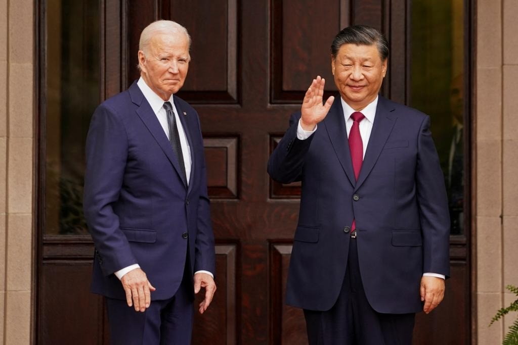 Chủ tịch Trung Quốc Tập Cận Bình vẫy tay khi gặp Joe Biden. Nostradamus có khả năng dự đoán một cuộc chiến với Trung Quốc. Ảnh REUTERS Chủ tịch Trung Quốc Tập Cận Bình vẫy tay khi gặp Joe Biden. Nostradamus có khả năng dự đoán một cuộc chiến với Trung Quốc. Ảnh REUTERS