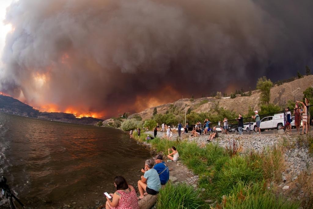 Người dân theo dõi vụ cháy rừng McDougall Creek ở West Kelowna, British Columbia, Canada. Nostradamus dự đoán hạn hán và nạn đói. Ảnh Getty Người dân theo dõi vụ cháy rừng McDougall Creek ở West Kelowna, British Columbia, Canada. Nostradamus dự đoán hạn hán và nạn đói. Ảnh Getty