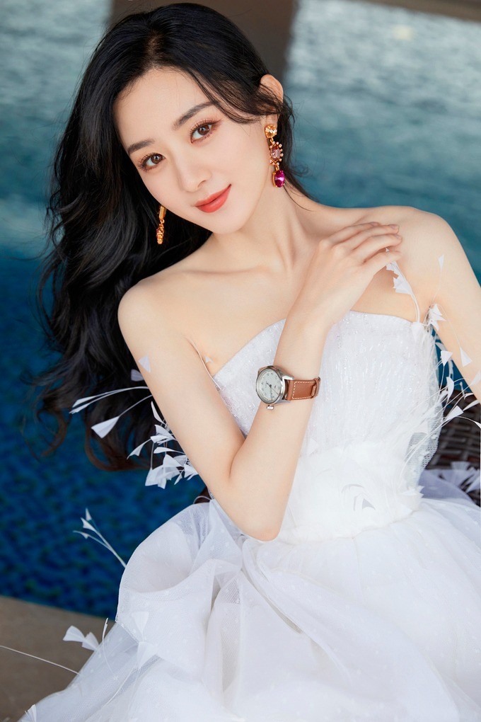 Triệu Lệ Dĩnh bị đồng nghiệp 'bóc trần' con người thật đằng sau vẻ ngoài yếu đuối mong manh - Ảnh 1 Triệu Lệ Dĩnh bị đồng nghiệp 'bóc trần' con người thật đằng sau vẻ ngoài yếu đuối mong manh - Ảnh 1