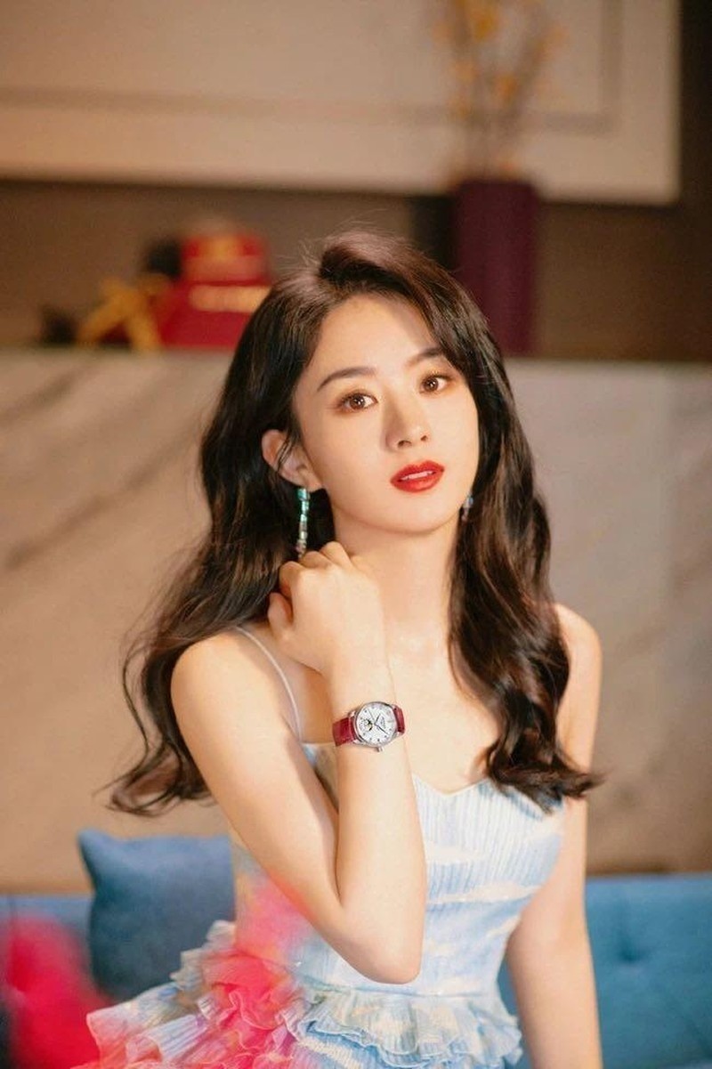 Ngoài đời, Triệu Lệ Dĩnh lại là cô gái mạnh mẽ, luôn quan tâm đến mọi người. Ảnh internet Ngoài đời, Triệu Lệ Dĩnh lại là cô gái mạnh mẽ, luôn quan tâm đến mọi người. Ảnh internet