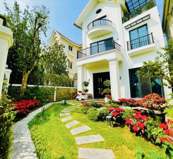 Phía ngoài căn biệt thự của Lã Thanh Huyền và chồng đang sống. Ảnh FBNV Phía ngoài căn biệt thự của Lã Thanh Huyền và chồng đang sống. Ảnh FBNV