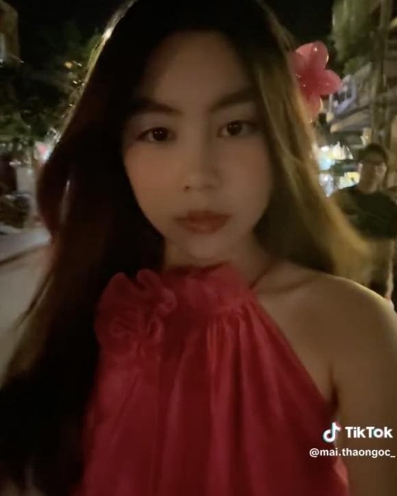 Ánh sáng mờ cũng không thể dìm nhan sắc của Hạt Dẻ. Ảnh internet Ánh sáng mờ cũng không thể dìm nhan sắc của Hạt Dẻ. Ảnh internet