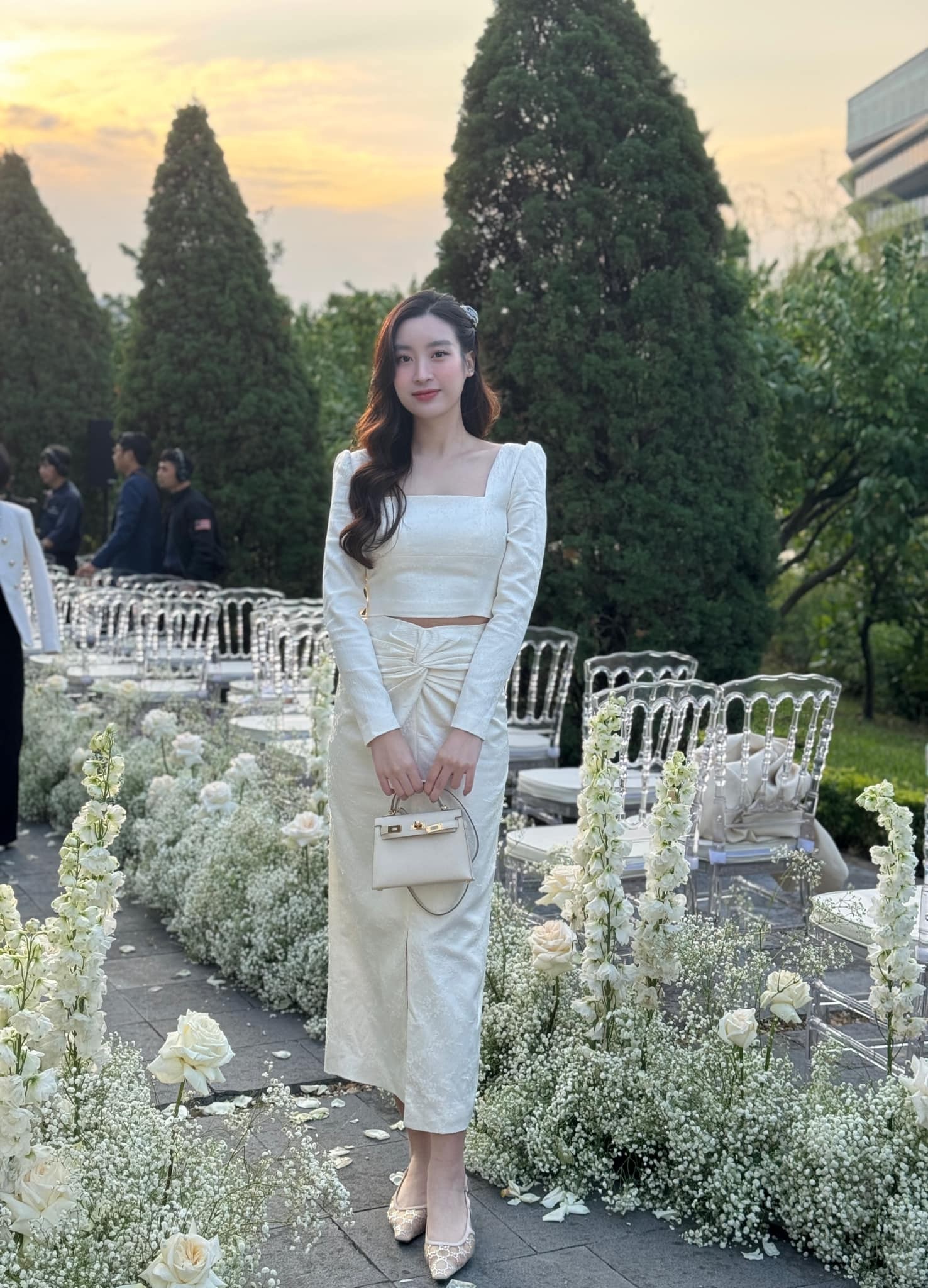 Vẻ đẹp thần tiên tỷ tỷ và khí chất dâu hào môn của Đỗ Mỹ Linh khiến fan xuýt xoa. Ảnh FBNV