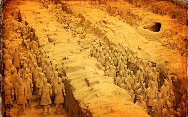 Khối lượng binh lính đất nung có kích thước thật, một phần của Đội quân đất nung được tạo ra để bảo vệ hoàng đế Trung Quốc, là một cảnh tượng khó quên. Nhưng liệu lượng khách du lịch có thể làm xáo trộn thế giới bên kia của vị hoàng đế đang ngủ say và gây ra một lời nguyền khủng khiếp? Khối lượng binh lính đất nung có kích thước thật, một phần của Đội quân đất nung được tạo ra để bảo vệ hoàng đế Trung Quốc, là một cảnh tượng khó quên. Nhưng liệu lượng khách du lịch có thể làm xáo trộn thế giới bên kia của vị hoàng đế đang ngủ say và gây ra một lời nguyền khủng khiếp?