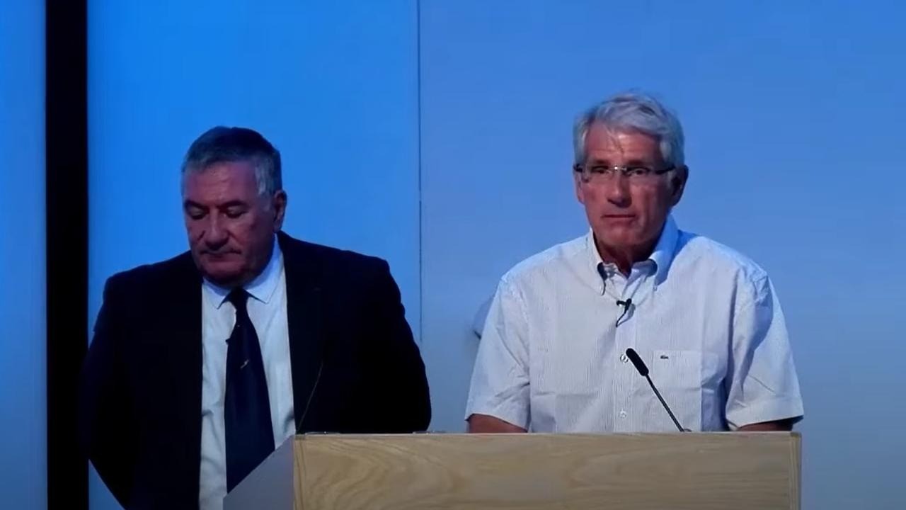 Phi công Patrick Blelly, trái, và chuyên gia hàng không vũ trụ Jean-Luc Marchand. Phi công Patrick Blelly, trái, và chuyên gia hàng không vũ trụ Jean-Luc Marchand.