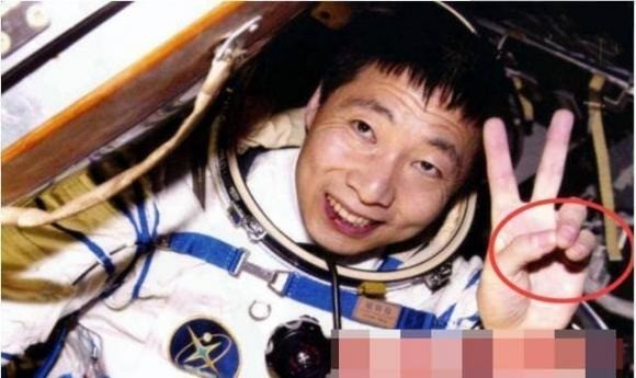 Vì sao các phi hành gia phải 'rút' móng tay trước khi thực sự ra ngoài vũ trụ - Ảnh 1 Vì sao các phi hành gia phải 'rút' móng tay trước khi thực sự ra ngoài vũ trụ - Ảnh 1