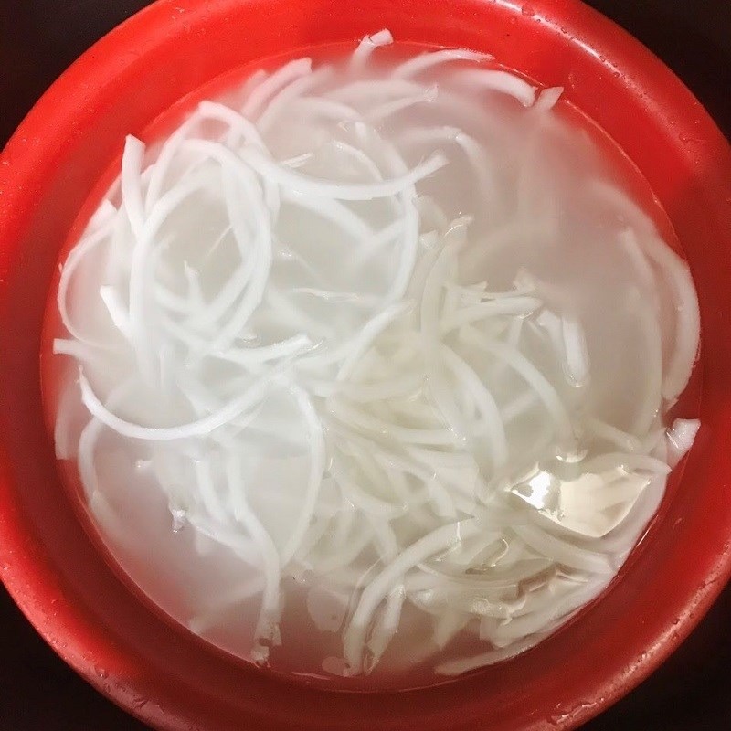 Chần sơ dừa với nước ấm để loại bỏ tinh dầu dừa. Ảnh internet Chần sơ dừa với nước ấm để loại bỏ tinh dầu dừa. Ảnh internet