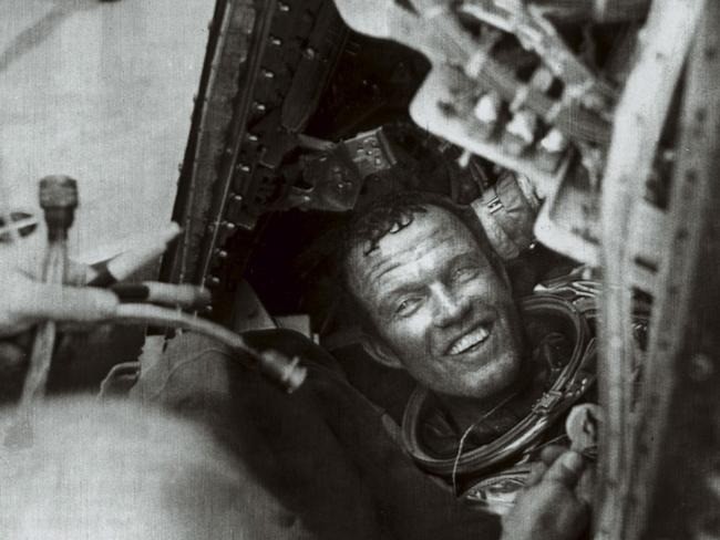 16 tháng 5 năm 1963: Phi hành gia NASA Gordon Cooper được thả ra khỏi viên nang 'Faith 7' sau khi thực hiện chuyến bay cuối cùng trong số sáu sứ mệnh Sao Thủy của Mỹ. Anh ấy đã hoàn thành 22 vòng quanh Trái đất trong gần hai ngày. 16 tháng 5 năm 1963: Phi hành gia NASA Gordon Cooper được thả ra khỏi viên nang 'Faith 7' sau khi thực hiện chuyến bay cuối cùng trong số sáu sứ mệnh Sao Thủy của Mỹ. Anh ấy đã hoàn thành 22 vòng quanh Trái đất trong gần hai ngày.